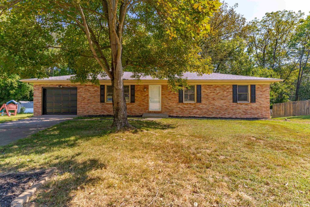 Photo of 6800 Oakmont Court, Newburgh, IN 47630 (MLS # 202537951)