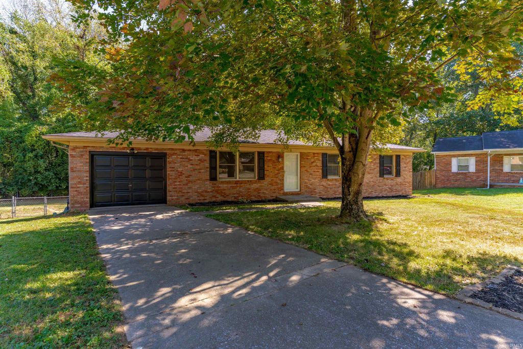 Photo of 6800 Oakmont Court, Newburgh, IN 47630 (MLS # 202537951)