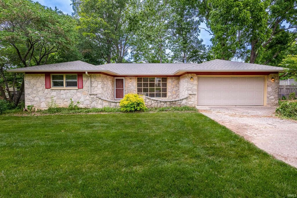 Photo of 715 E Eddington Court, Bloomington, IN 47401 (MLS # 202604373)