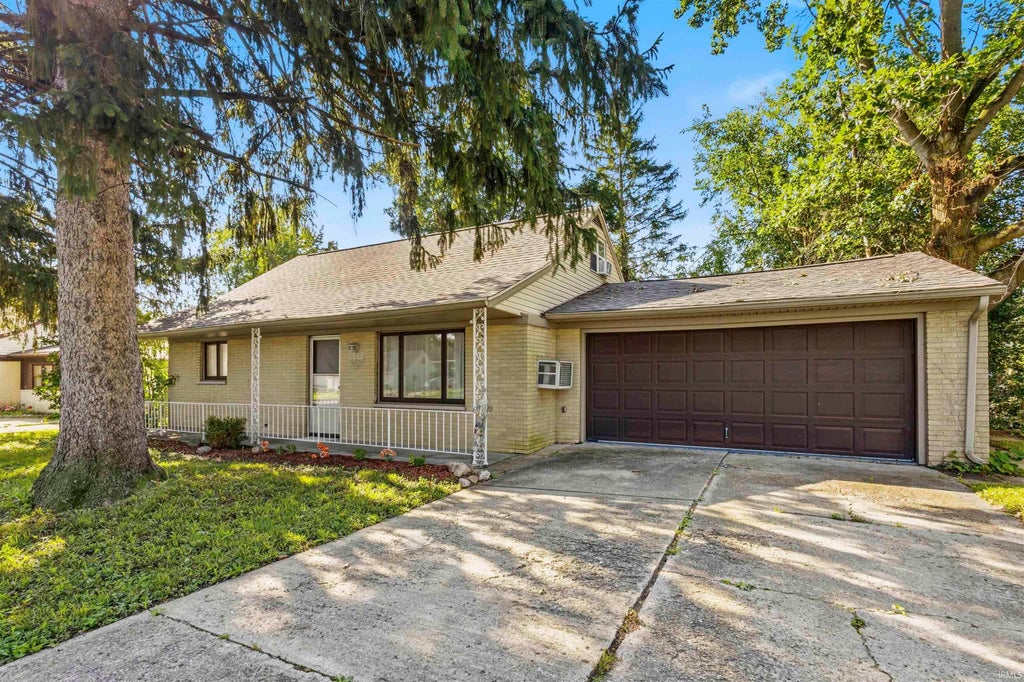 Photo of 2624 Garden Park Drive, Fort Wayne, IN 46825 (MLS # 202634454)
