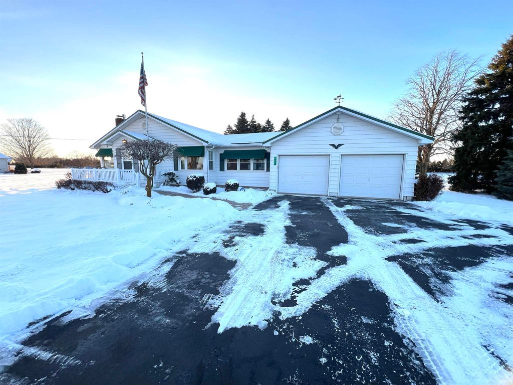 Photo of 807 N Old State Road 15, Milford, IN 46542 (MLS # 202548506)