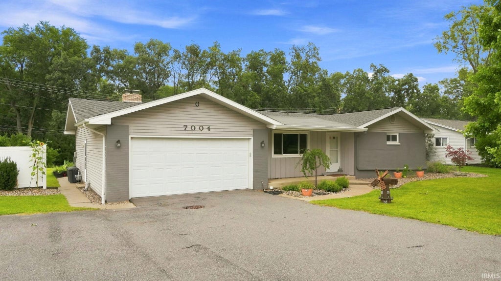 Photo of 7004 Westlawn Drive, Fort Wayne, IN 46804 (MLS # 202632701)
