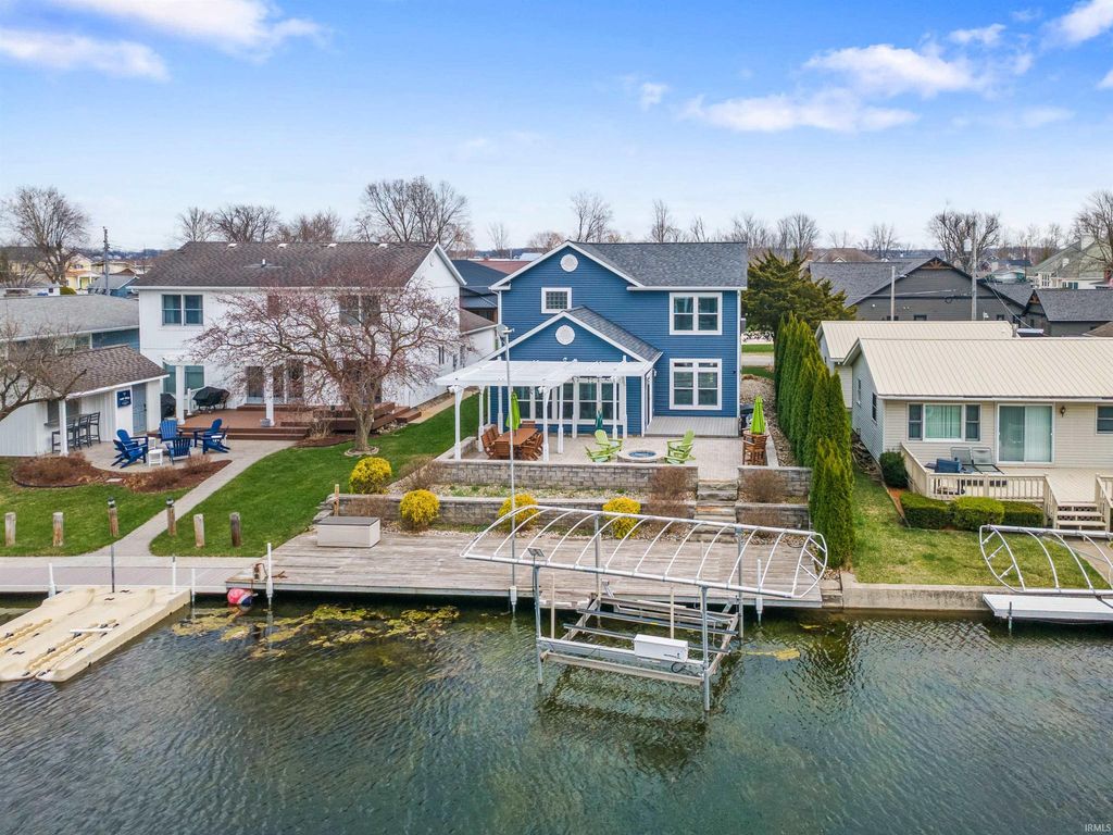 Photo of 10469 N Moore Street, Syracuse, IN 46567 (MLS # 202611134)