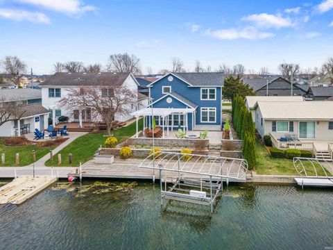 Photo of 10469 N Moore Street, Syracuse, IN 46567 (MLS # 202611134)