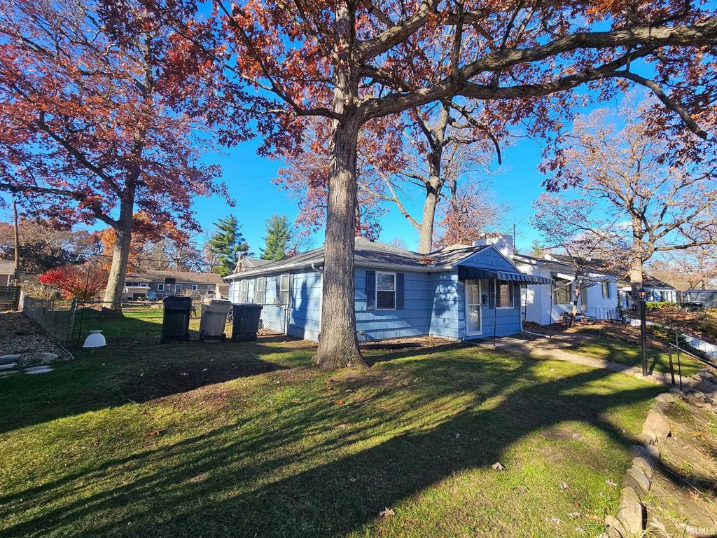 Photo of 2237 Hollywood Place Street, South Bend, IN 46616 (MLS # 202546554)