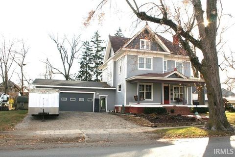 Photo of 1353 E CLINTON ST. St, Frankfort, IN 46041 (MLS # 202547379)