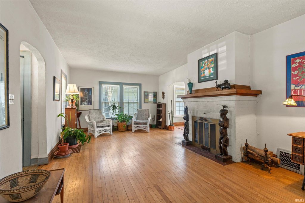 Photo of 402 Parkovash Avenue, South Bend, IN 46617 (MLS # 202612167)