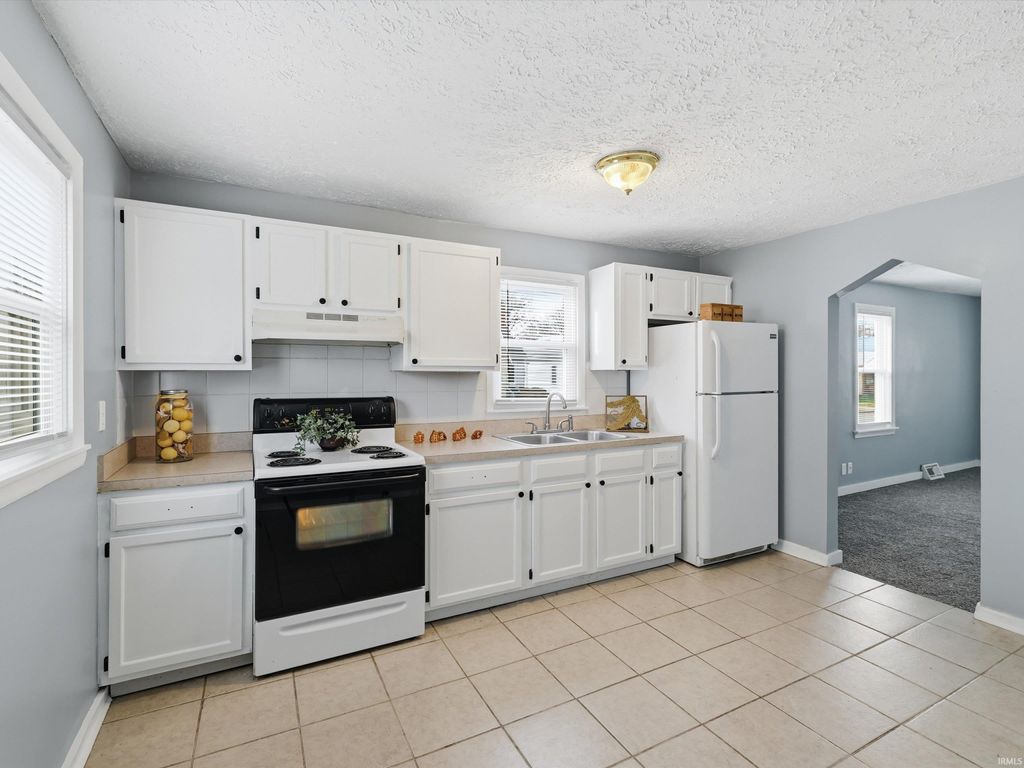 Photo of 1401 Jackson Avenue, Evansville, IN 47714 (MLS # 202547223)