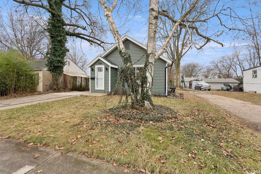 Photo of 1044 Kenwood Avenue, Fort Wayne, IN 46805 (MLS # 202601144)