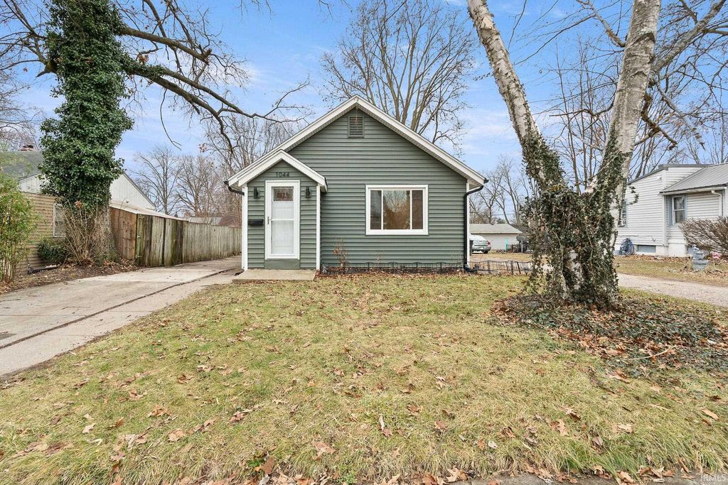 Photo of 1044 Kenwood Avenue, Fort Wayne, IN 46805 (MLS # 202601144)