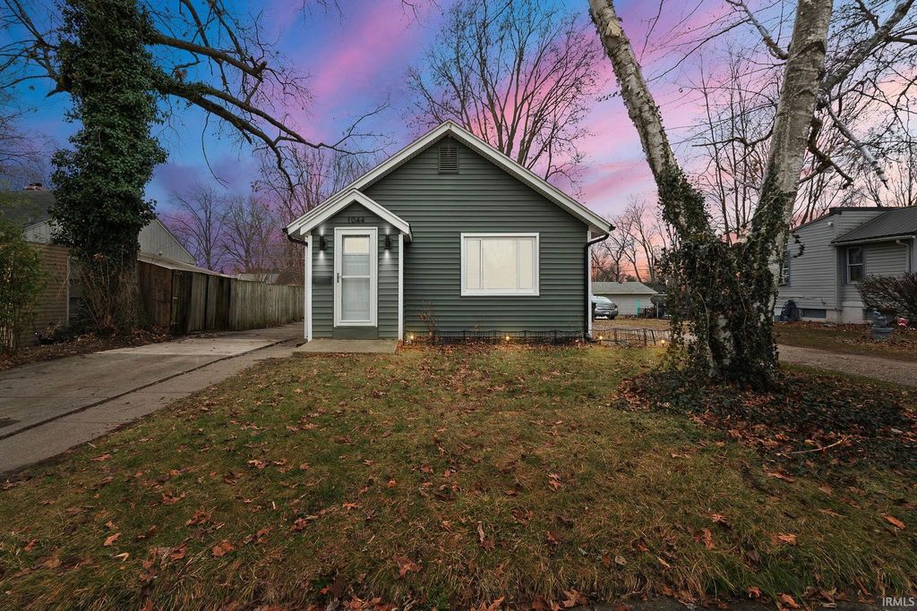 Photo of 1044 Kenwood Avenue, Fort Wayne, IN 46805 (MLS # 202601144)