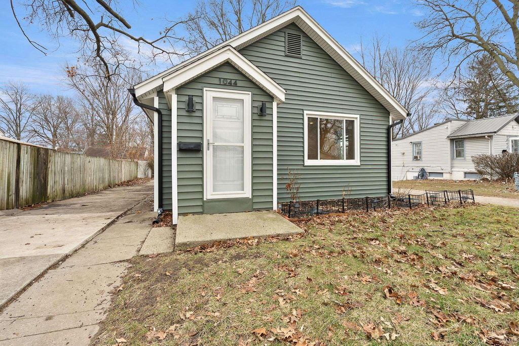 Photo of 1044 Kenwood Avenue, Fort Wayne, IN 46805 (MLS # 202601144)
