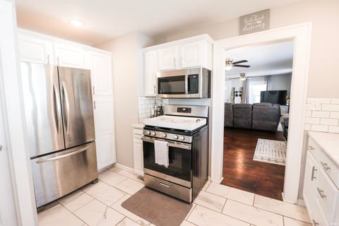 Tiny photo for 728 E Broadway Street, Kokomo, IN 46901 (MLS # 202540520)