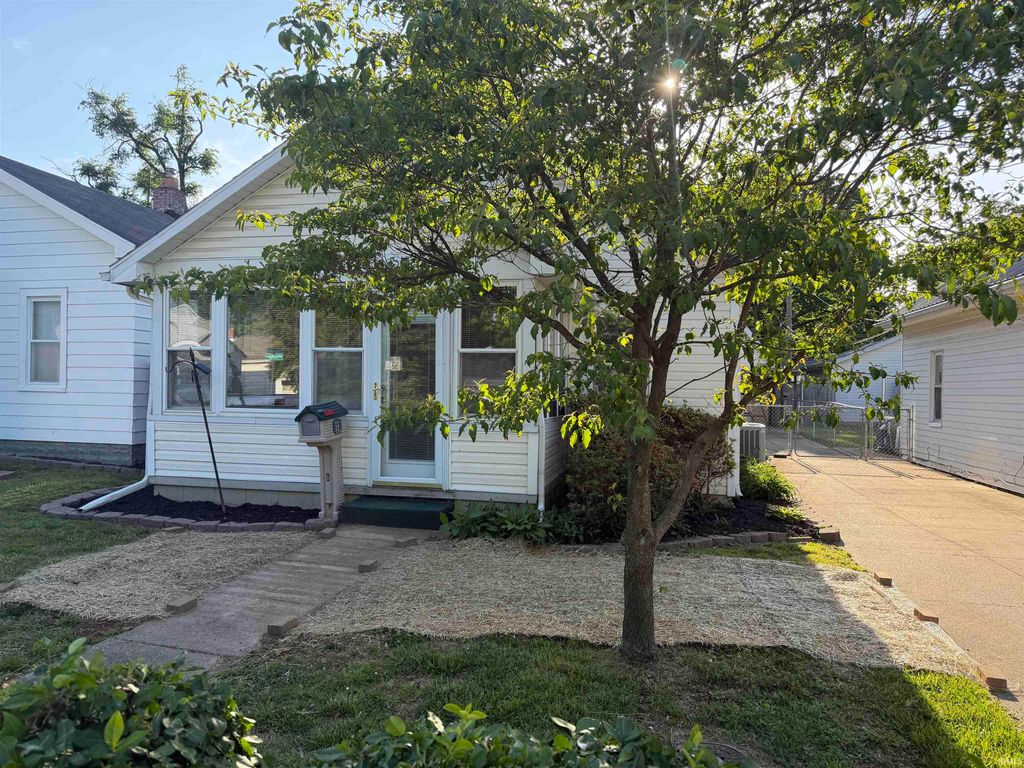 Photo of 1317 Lodge Avenue, Evansville, IN 47714 (MLS # 202606093)
