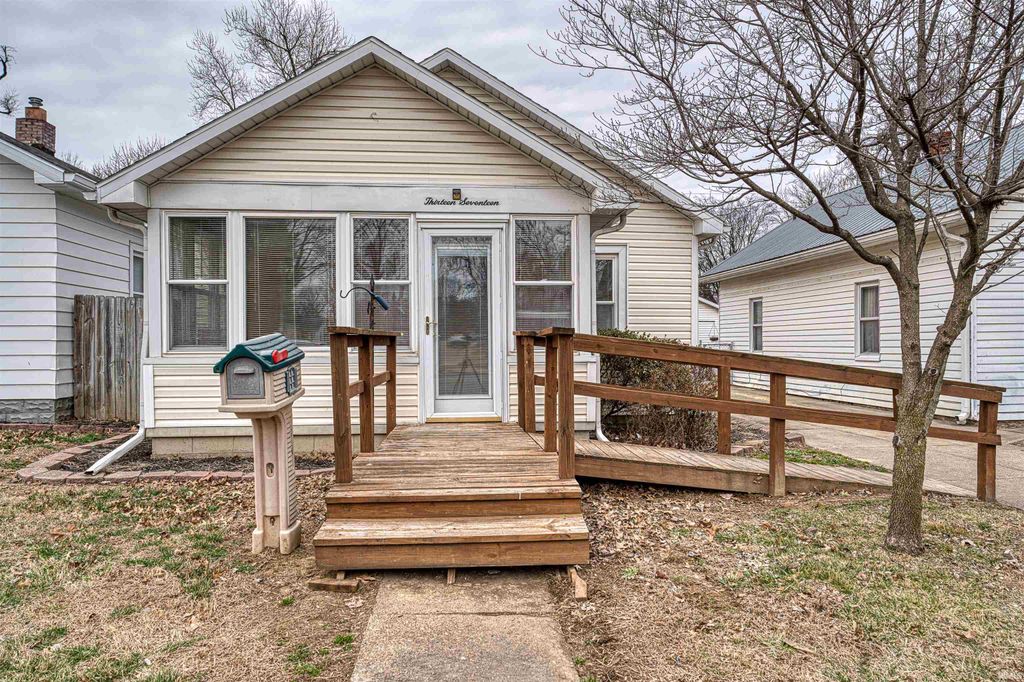 Photo of 1317 Lodge Avenue, Evansville, IN 47714 (MLS # 202606093)