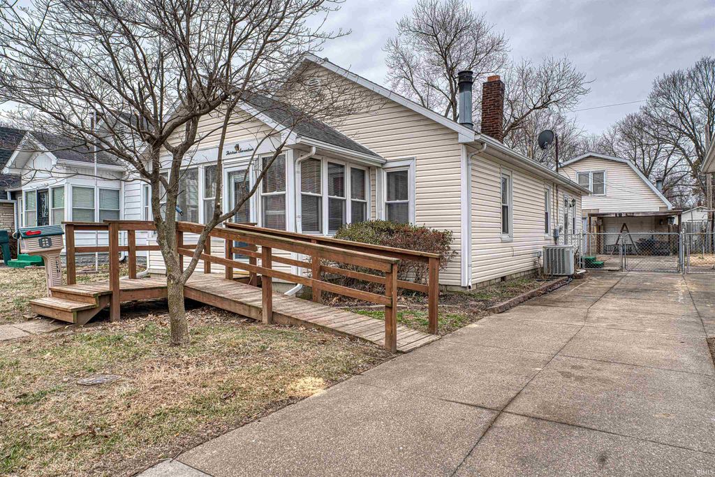 Photo of 1317 Lodge Avenue, Evansville, IN 47714 (MLS # 202606093)