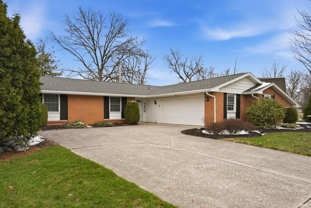 Photo of 1409 Lake Forest Drive, Fort Wayne, IN 46815 (MLS # 202609154)