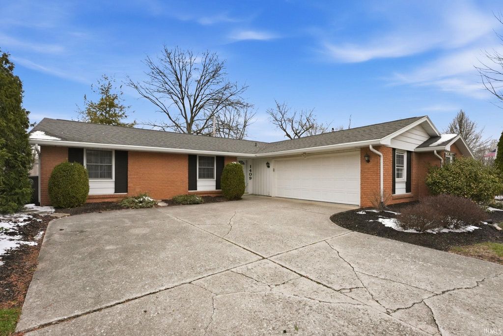 Photo of 1409 Lake Forest Drive, Fort Wayne, IN 46815 (MLS # 202609154)