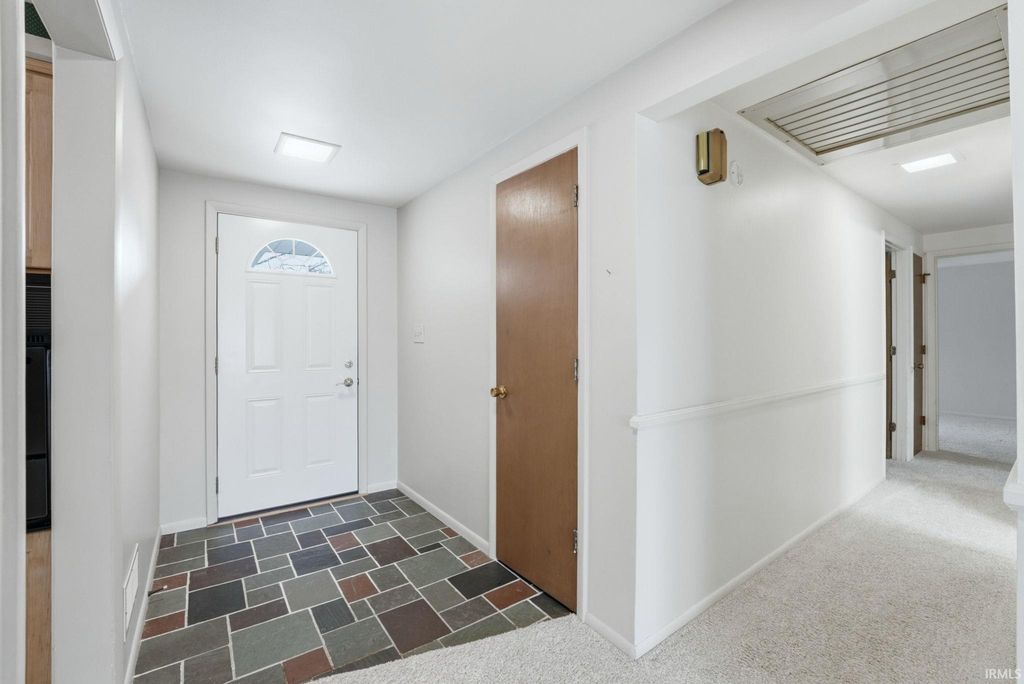 Photo of 1409 Lake Forest Drive, Fort Wayne, IN 46815 (MLS # 202609154)