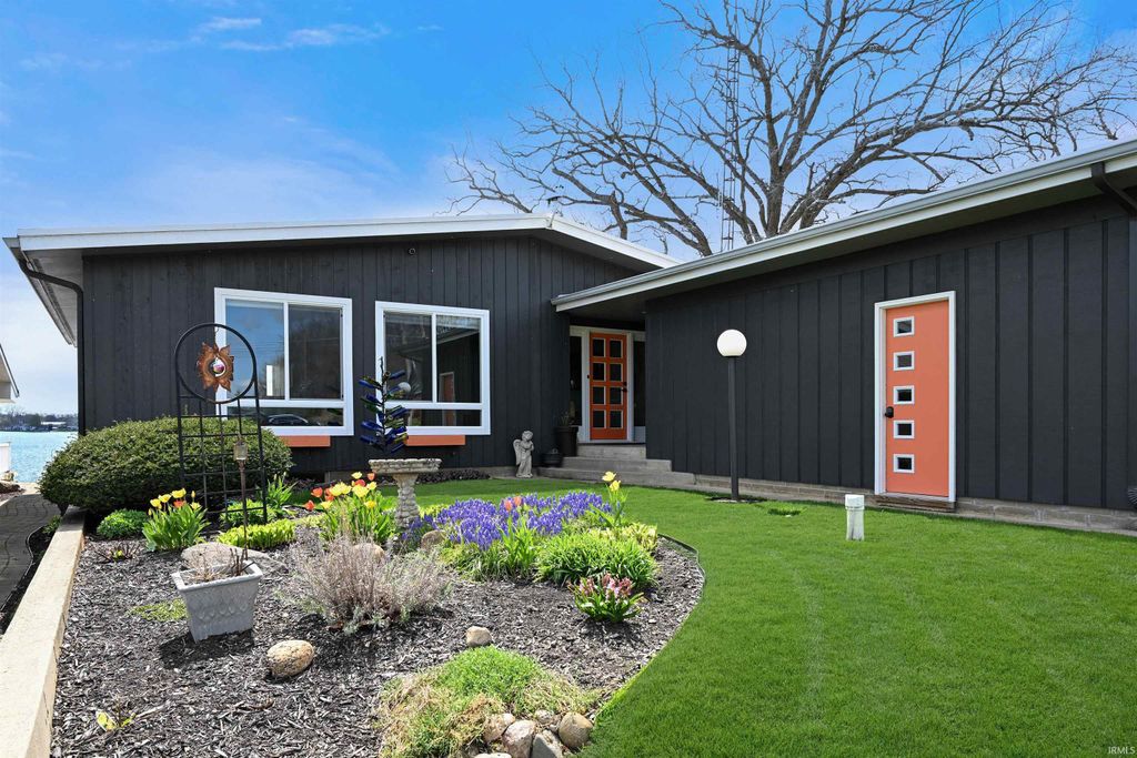 Photo of 1043 E Northshore Drive, Syracuse, IN 46567 (MLS # 202613779)