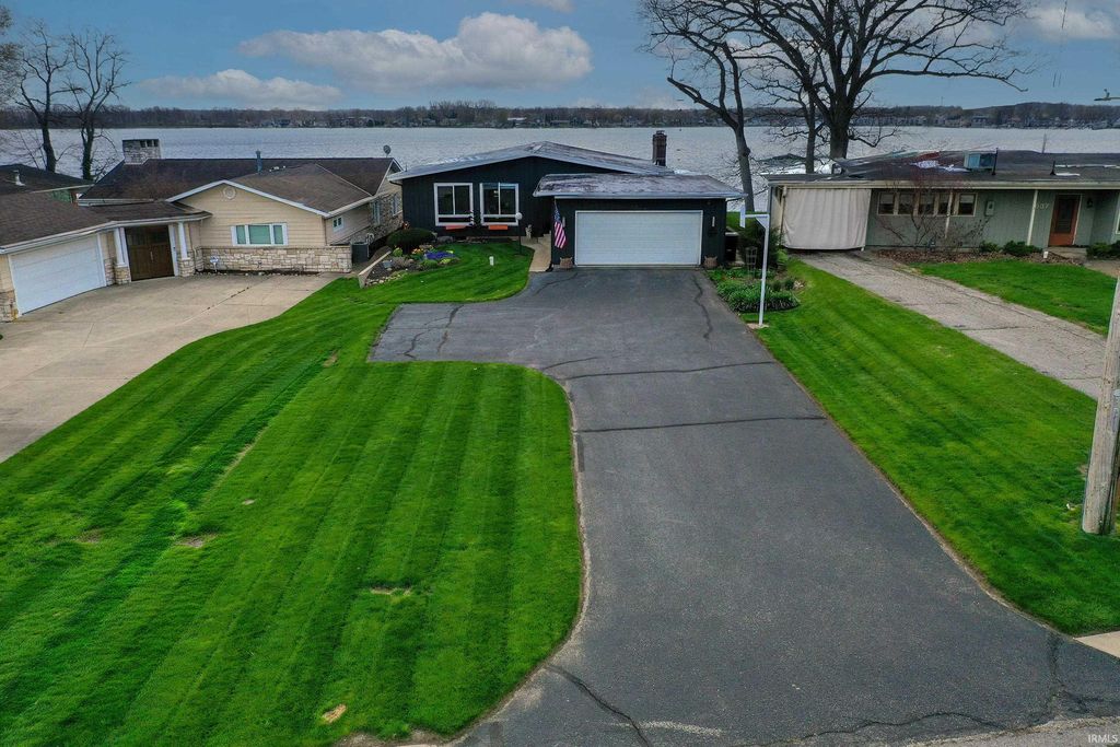 Photo of 1043 E Northshore Drive, Syracuse, IN 46567 (MLS # 202613779)