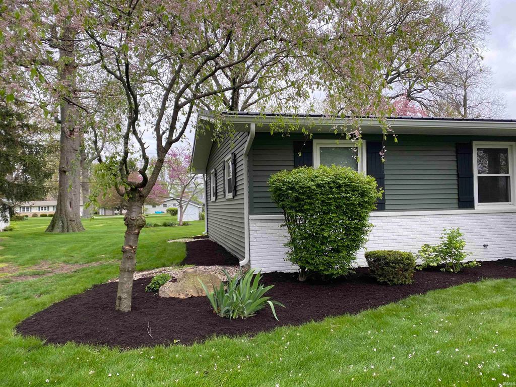 Photo of 1435 McConnell Drive, Bluffton, IN 46714 (MLS # 202547511)