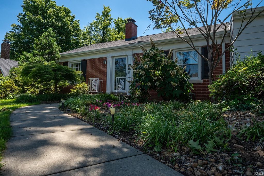 Photo of 3211 E Gum Street, Evansville, IN 47714 (MLS # 202621353)