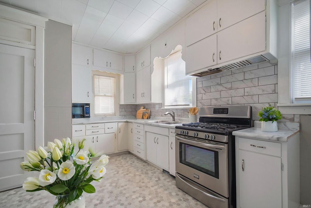 Photo of 419 W High Street, Elkhart, IN 46516 (MLS # 202615937)