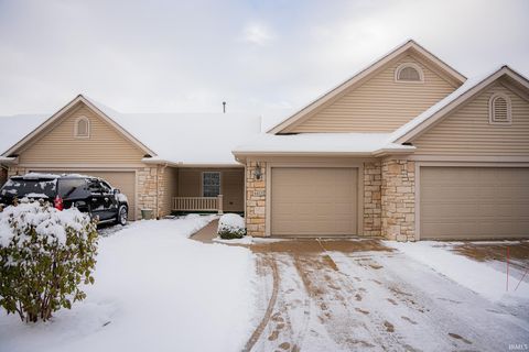Photo of 1422 Canterbury Court, Goshen, IN 46526 (MLS # 202547548)