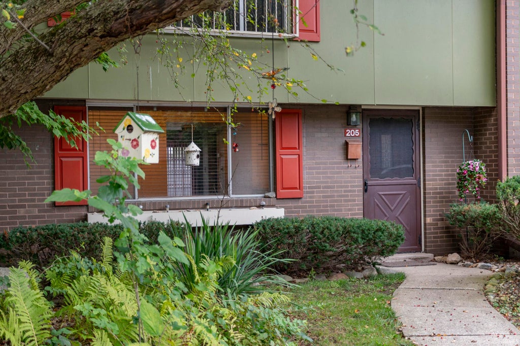 Photo of 2500 Topsfield Road #205 Road, South Bend, IN 46614 (MLS # 202639699)