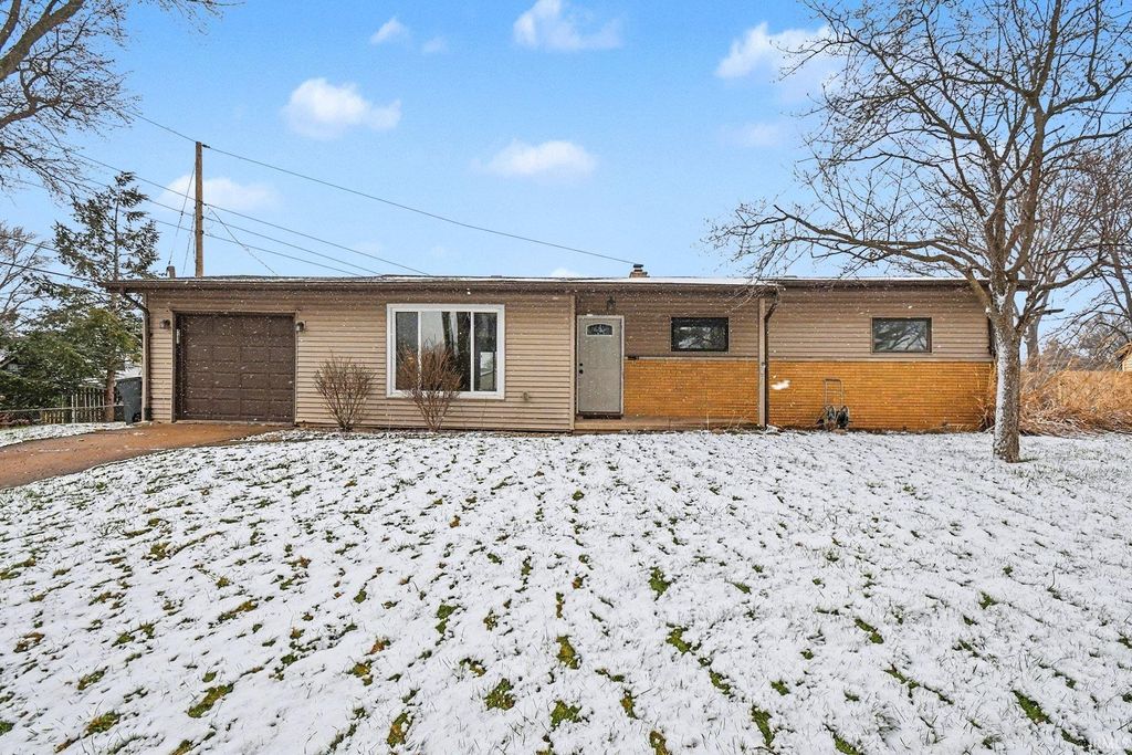 Photo of 19705 Jewell Avenue, South Bend, IN 46614 (MLS # 202608733)