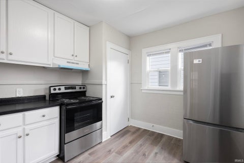 Tiny photo for 221 E 8th Street, Mishawaka, IN 46544 (MLS # 202612827)
