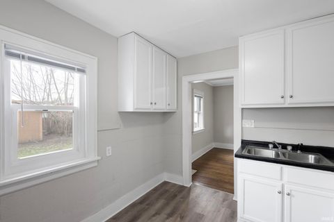 Tiny photo for 221 E 8th Street, Mishawaka, IN 46544 (MLS # 202612827)