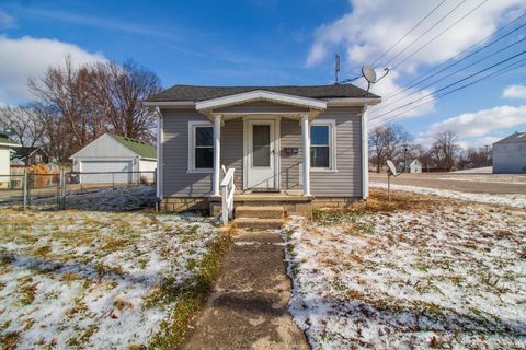 Photo of 2512 S Walnut Street, Yorktown, IN 47396 (MLS # 202600410)