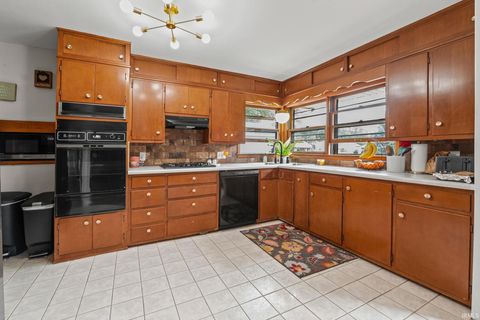 Tiny photo for 912 Crestview Place, Lafayette, IN 47905 (MLS # 202541749)