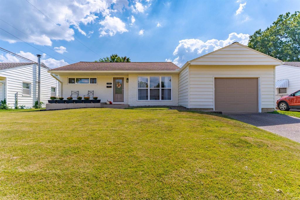 Photo of 5107 Helmuth Avenue, Evansville, IN 47715 (MLS # 202537815)