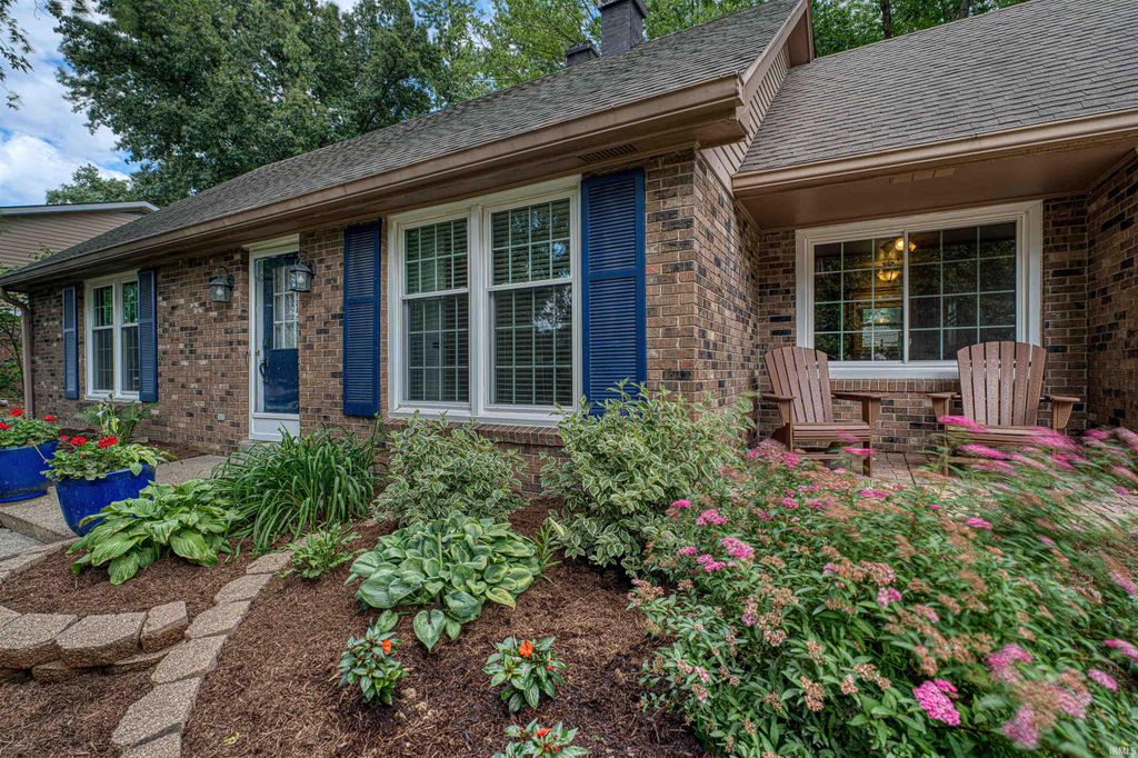 Photo of 118 Camden Court, Evansville, IN 47715 (MLS # 202620594)
