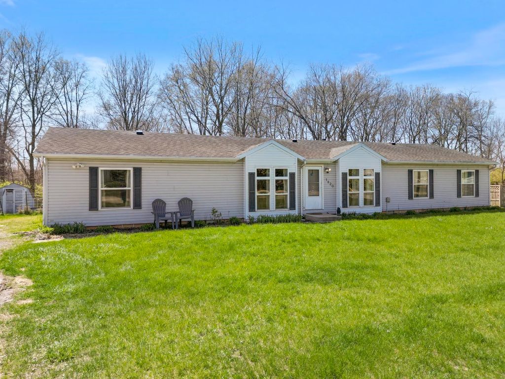 Photo of 1820 Indian Trail, Warsaw, IN 46580 (MLS # 202612033)