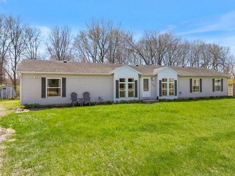 Photo of 1820 Indian Trail, Warsaw, IN 46580 (MLS # 202612033)