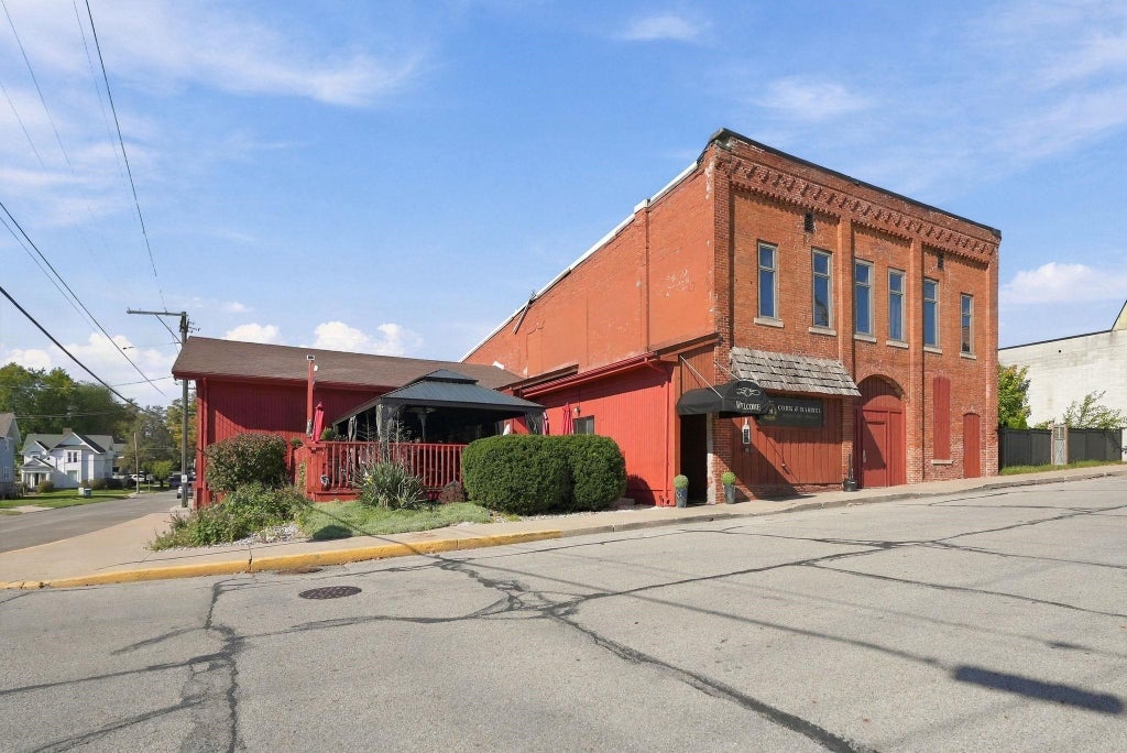 Photo of 118 S Elizabeth St St, Angola, IN 46703 (MLS # 202643985)