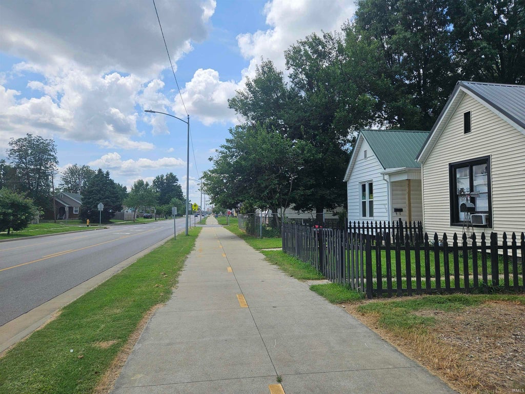 Photo of 1312 E Walnut Street, Evansville, IN 47714 (MLS # 202629952)