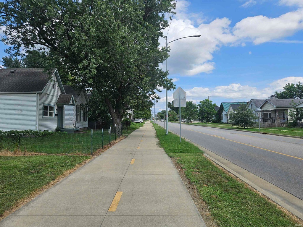 Photo of 1312 E Walnut Street, Evansville, IN 47714 (MLS # 202629952)