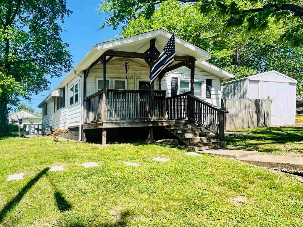 Photo of 618 E Short Elm Street, Boonville, IN 47601 (MLS # 202613852)