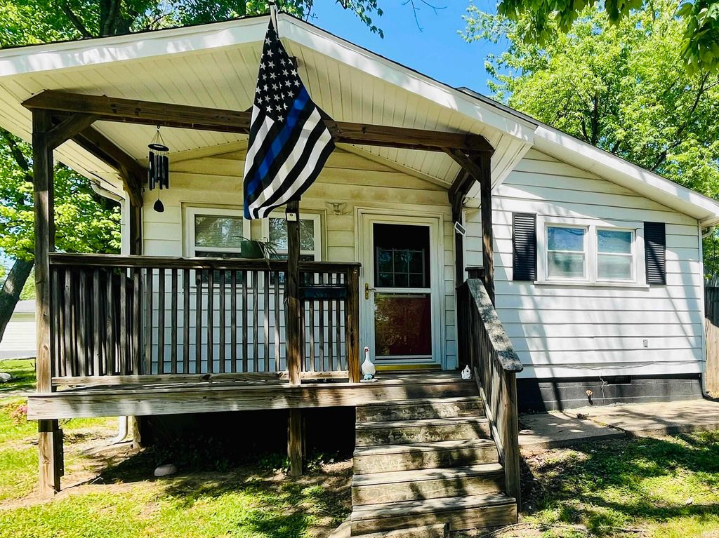 Photo of 618 E Short Elm Street, Boonville, IN 47601 (MLS # 202613852)