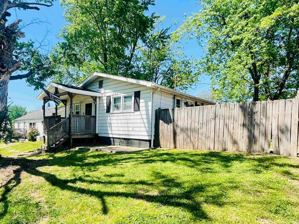 Photo of 618 E Short Elm Street, Boonville, IN 47601 (MLS # 202613852)