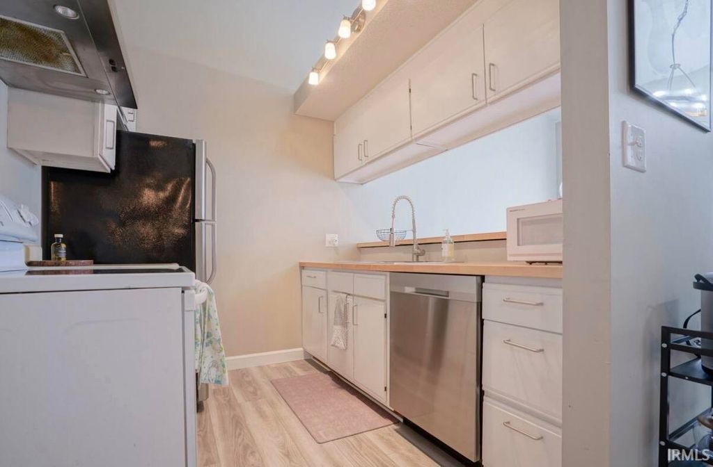 Photo of 1131 Loft Cove, Evansville, IN 47715 (MLS # 202610397)