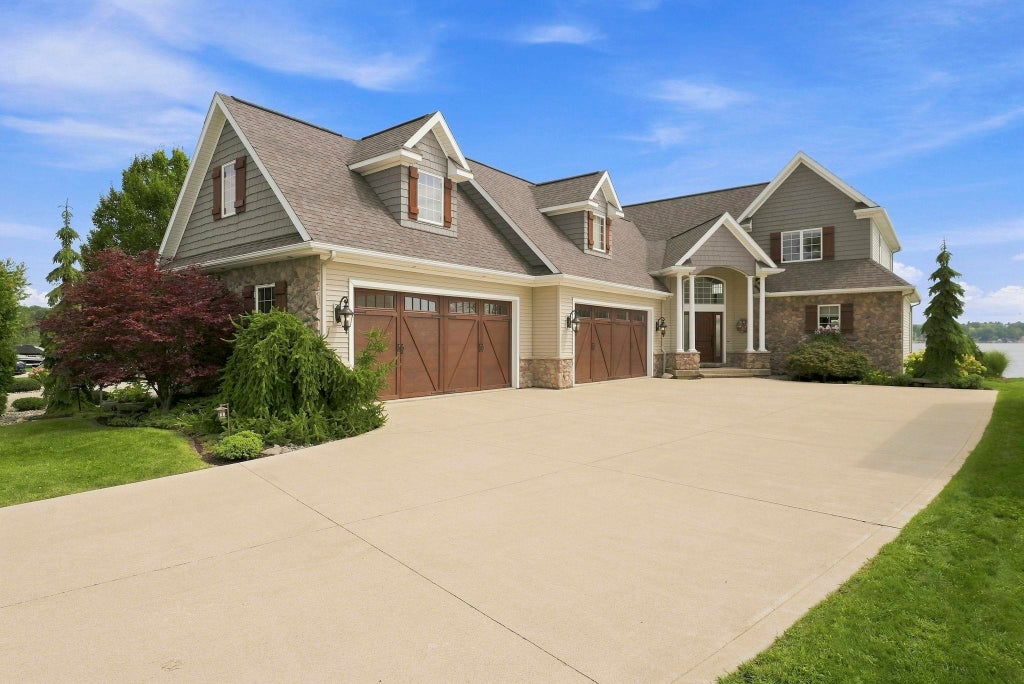 Photo of 260 Lane 280AA Hamilton Lk LK, Hamilton, IN 46742 (MLS # 202636167)