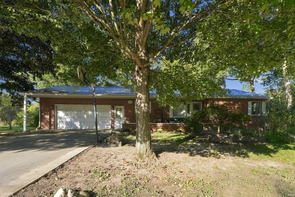 Photo of 16 S Stickler Road, Columbia City, IN 46725 (MLS # 202640938)
