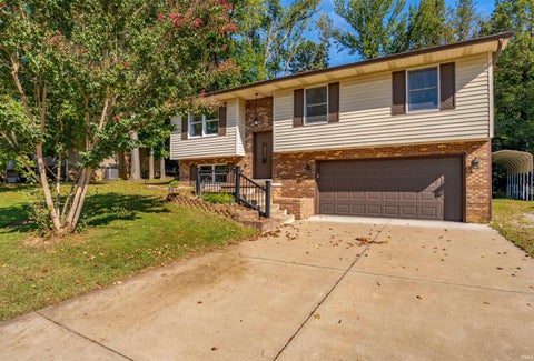 Photo of 1207 Westwood Hills Drive, Evansville, IN 47720 (MLS # 202638689)