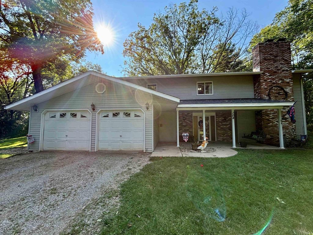 Photo for 104 Oaktree Court, Logansport, IN 46947 (MLS # 202425639)